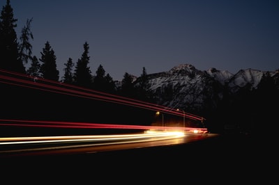 夜间道路上汽车的延时摄影